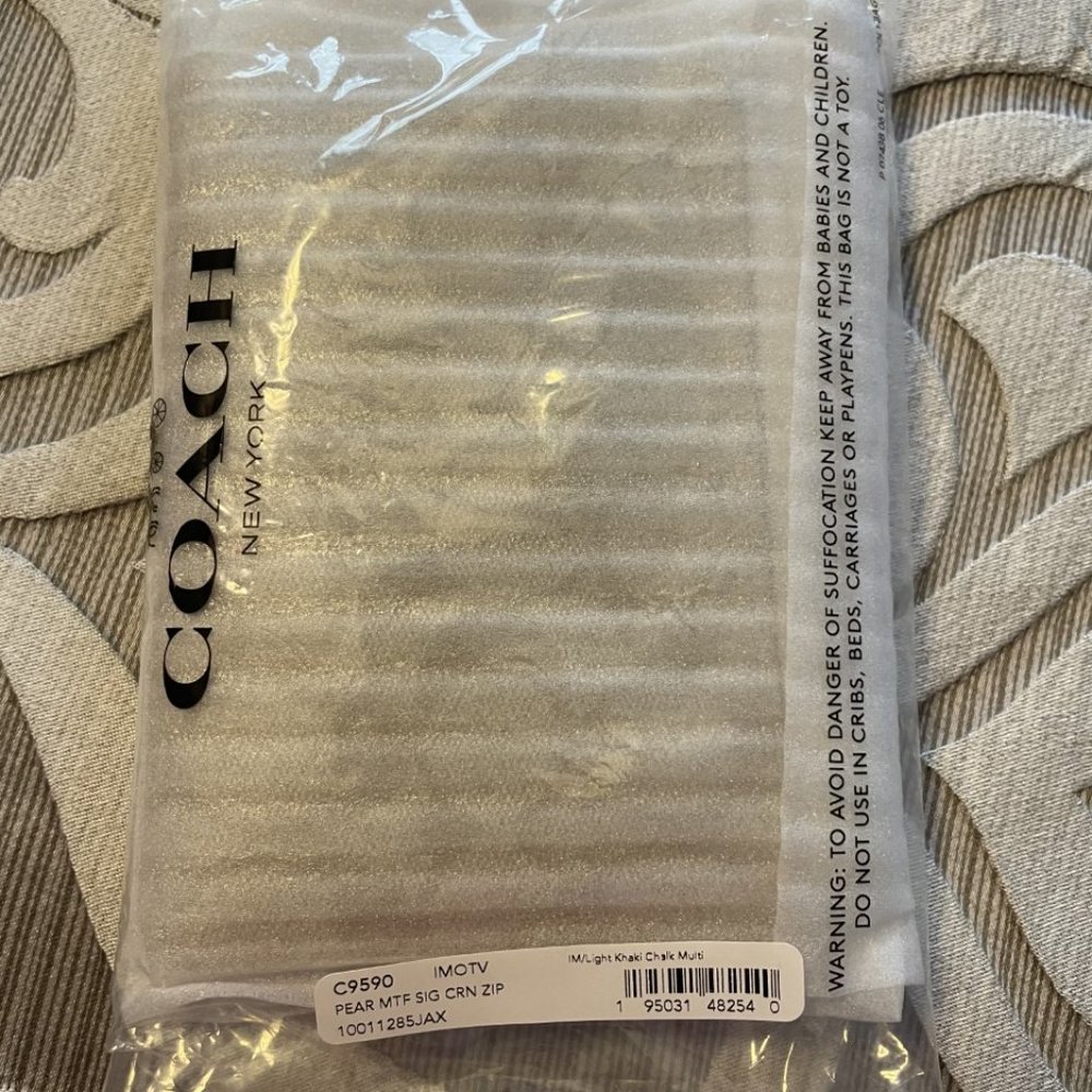 Coach Women's Signature Canvas Print with Pear Corner Zip Wristlet NWT Gold - Picture 3 of 10